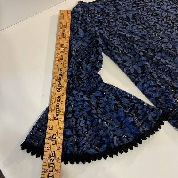 Karen Kane Bell Sleeve Lace Top Size Small Women’s in Blue - Picture 5 of 10